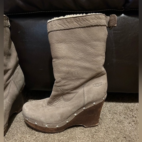 Ugg Carnegie Taupe Gray Nubuck Leather Shearling Studded Wedge Platform Boots 7 - Picture 2 of 12
